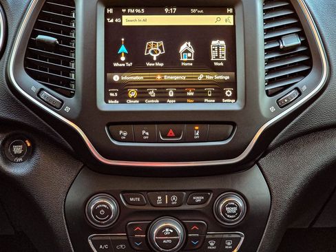 Used 2023 Jeep Cherokee Altitude Lux image 19