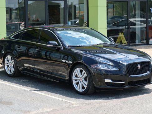 Used 2017 Jaguar XJ R-Sport image 4