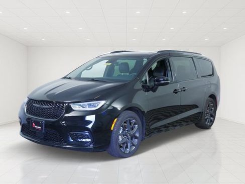 Used 2025 Chrysler Pacifica Limited FWD image 3