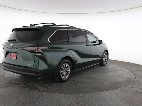 Used 2025 Toyota Sienna XLE FWD image 12