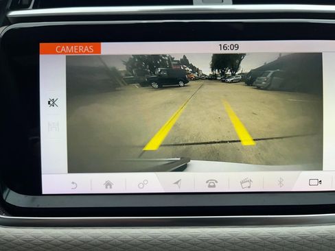 Used 2019 Land Rover Range Rover Velar R-Dynamic SE image 23