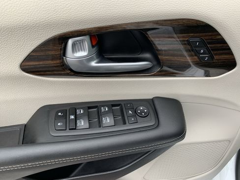 Used 2024 Chrysler Pacifica Limited image 14