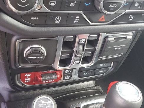 Used 2025 Jeep Wrangler Unlimited Rubicon AWD/4WD image 27
