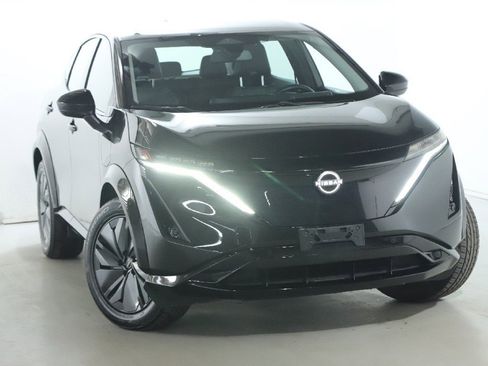Used 2023 Nissan Ariya AWD image 2