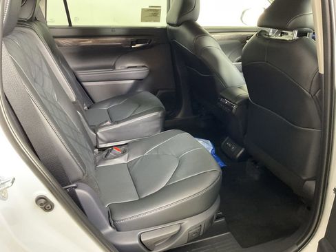 New 2026 Toyota Highlander Platinum image 24