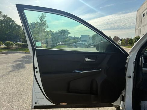 Used 2017 Toyota Camry SE FWD image 11