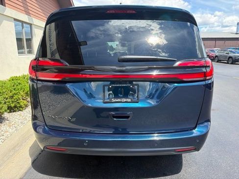 Used 2023 Chrysler Pacifica Touring-L w/ S Appearance Package FWD image 11