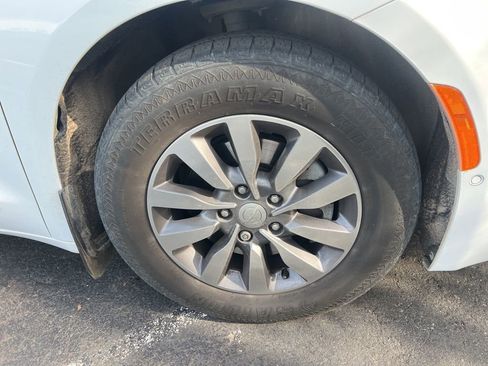 Used 2020 Chrysler Pacifica Touring-L image 8