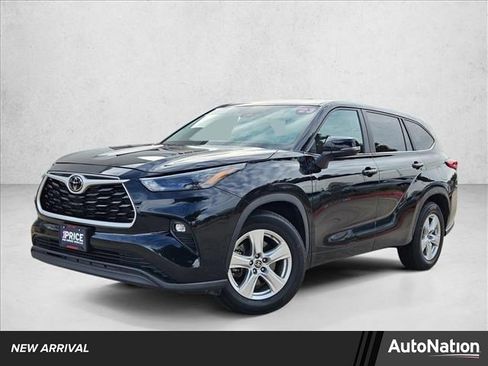Used 2023 Toyota Highlander LE image 1