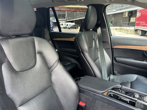 Certified 2022 Volvo XC90 T6 Momentum w/ Climate Package image 15