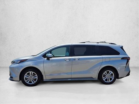 Used 2024 Toyota Sienna XLE w/ XLE Plus Package FWD image 9
