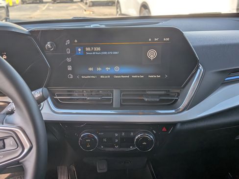 Used 2025 Chevrolet Trax LT w/ LT Convenience Package image 26