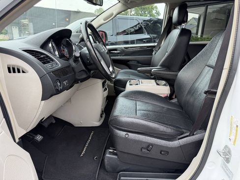 Used 2016 Chrysler Town & Country Touring FWD image 12