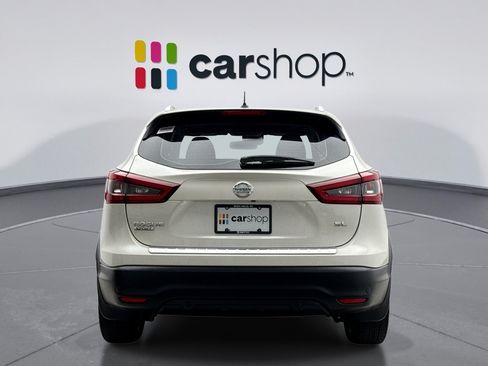 Used 2022 Chevrolet Bolt EUV LT w/ Comfort Package FWD image 4