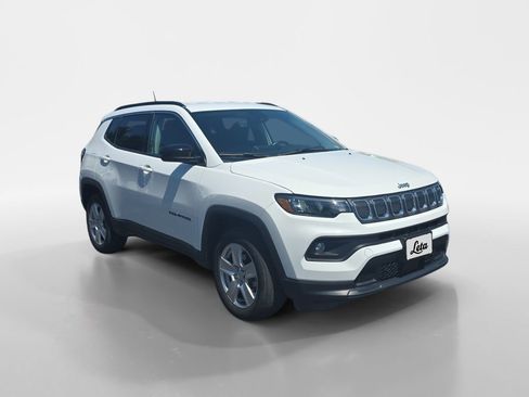 Used 2022 Jeep Compass Latitude w/ Convenience Group AWD/4WD image 2