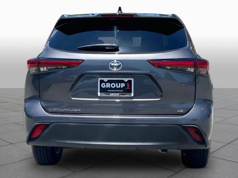 Used 2022 Toyota Highlander LE FWD image 5