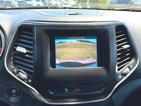 Used 2020 Jeep Cherokee Latitude Plus w/ Cold Weather Group AWD/4WD image 15