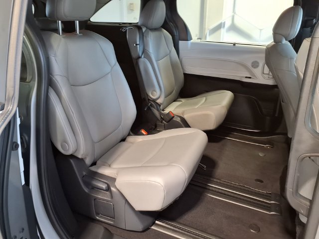Used 2026 Toyota Sienna XLE FWD image 29