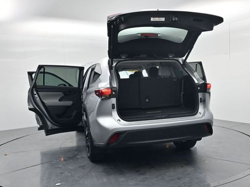 Used 2022 Toyota Highlander LE image 59