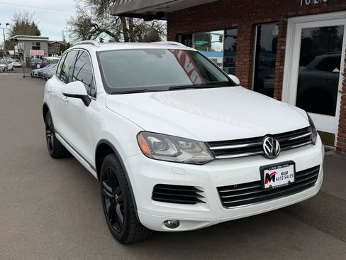 Used 2014 Volkswagen Touareg Sport image 8