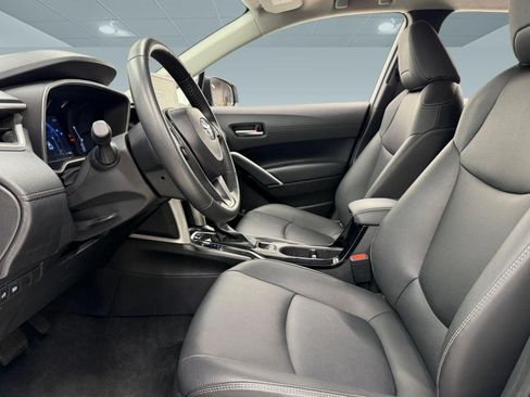 Used 2025 Toyota Corolla Cross XLE FWD image 4
