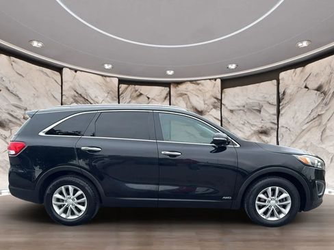 Used 2016 Kia Sorento LX w/ LX Convenience Package image 4