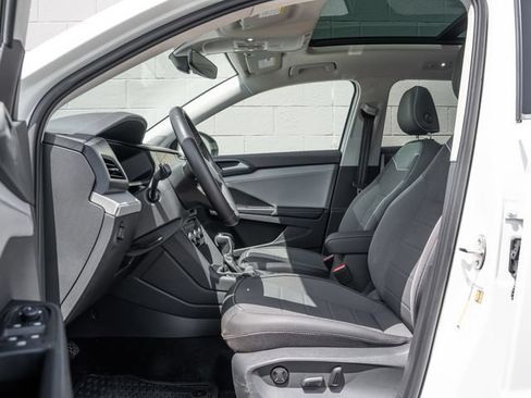 Used 2024 Volkswagen Taos SE w/ Panoramic Sunroof Package AWD/4WD image 17