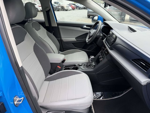 Used 2023 Volkswagen Taos SE w/ Panoramic Sunroof Package AWD/4WD image 10