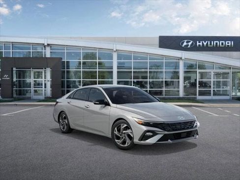 New 2025 Hyundai Elantra SEL image 2