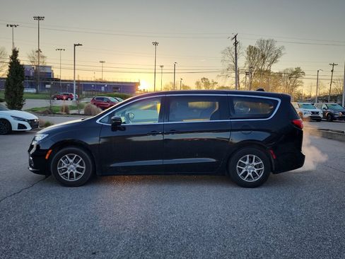 Used 2024 Chrysler Pacifica Touring-L FWD image 4