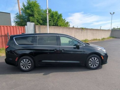 Used 2024 Chrysler Pacifica Limited FWD image 7