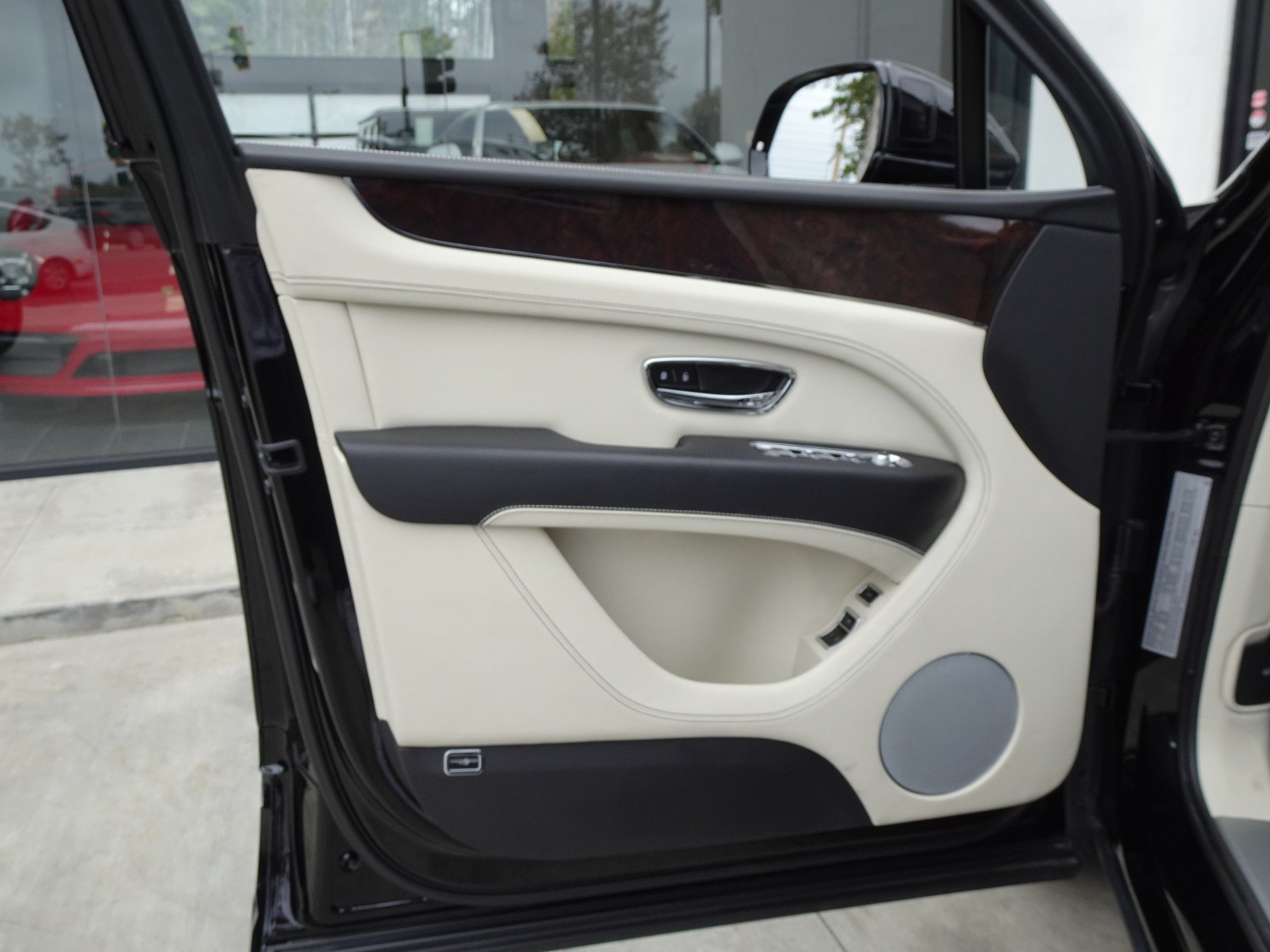 Used 2023 Bentley Bentayga Plug-In Hybrid AWD/4WD image 11