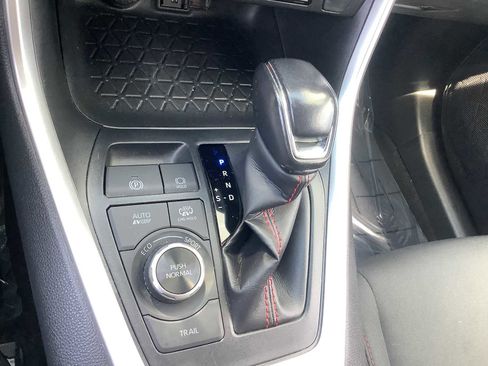Used 2022 Toyota RAV4 SE w/ Weather & Moonroof Package AWD/4WD image 18