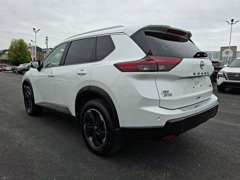 Used 2024 Nissan Rogue SV w/ SV Premium Package FWD image 4