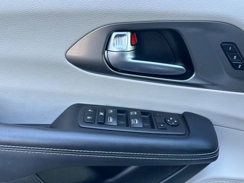 Used 2023 Chrysler Pacifica Touring-L FWD image 12