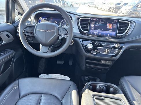 Used 2024 Chrysler Pacifica Touring-L w/ S Appearance Package image 18