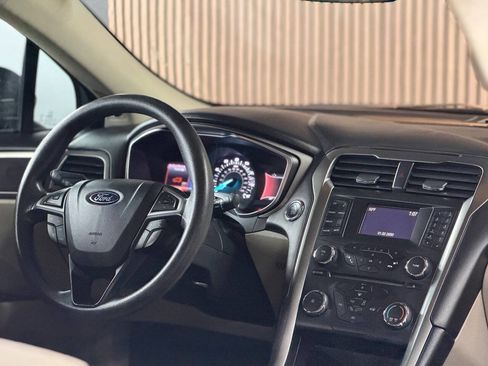 Used 2017 Ford Fusion SE image 4