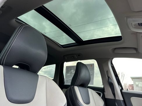Used 2017 Volvo XC60 T5 Dynamic w/ Advanced Package image 17