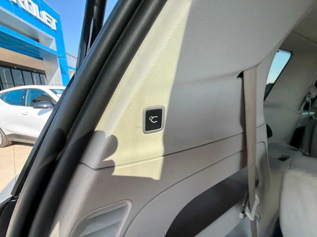 Used 2021 Chrysler Pacifica Touring-L FWD image 14