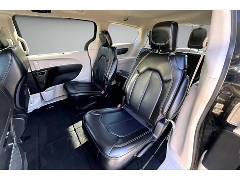 Used 2024 Chrysler Pacifica Touring-L FWD image 35