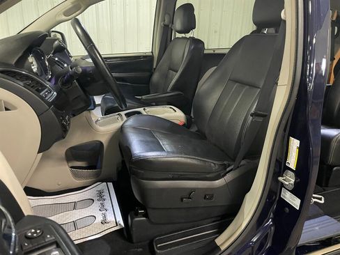 Used 2015 Chrysler Town & Country Touring w/ Driver Convenience Group image 16