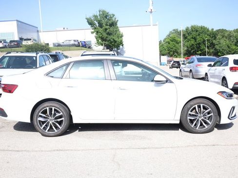 Used 2025 Volkswagen Jetta SE FWD image 5