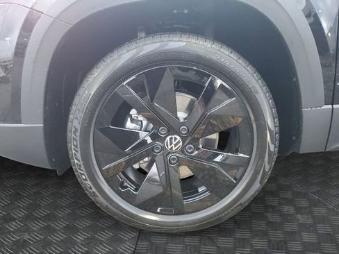 New 2026 Volkswagen Taos SE image 12