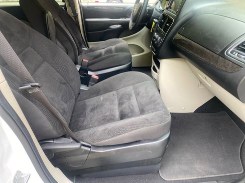 Used 2019 Dodge Grand Caravan SE w/ UConnect Hands-Free Group image 7