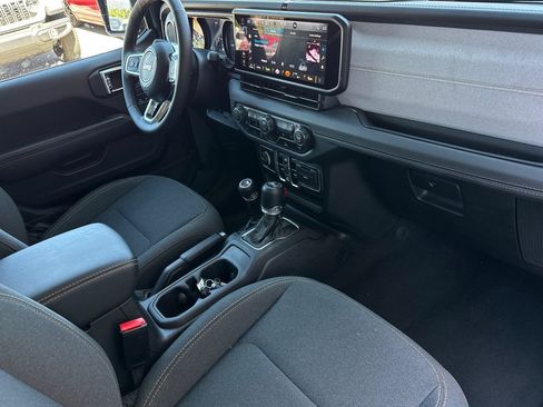 Used 2025 Jeep Wrangler Unlimited Sahara AWD/4WD image 19