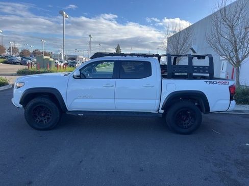 Used 2018 Toyota Tacoma TRD Off-Road image 8