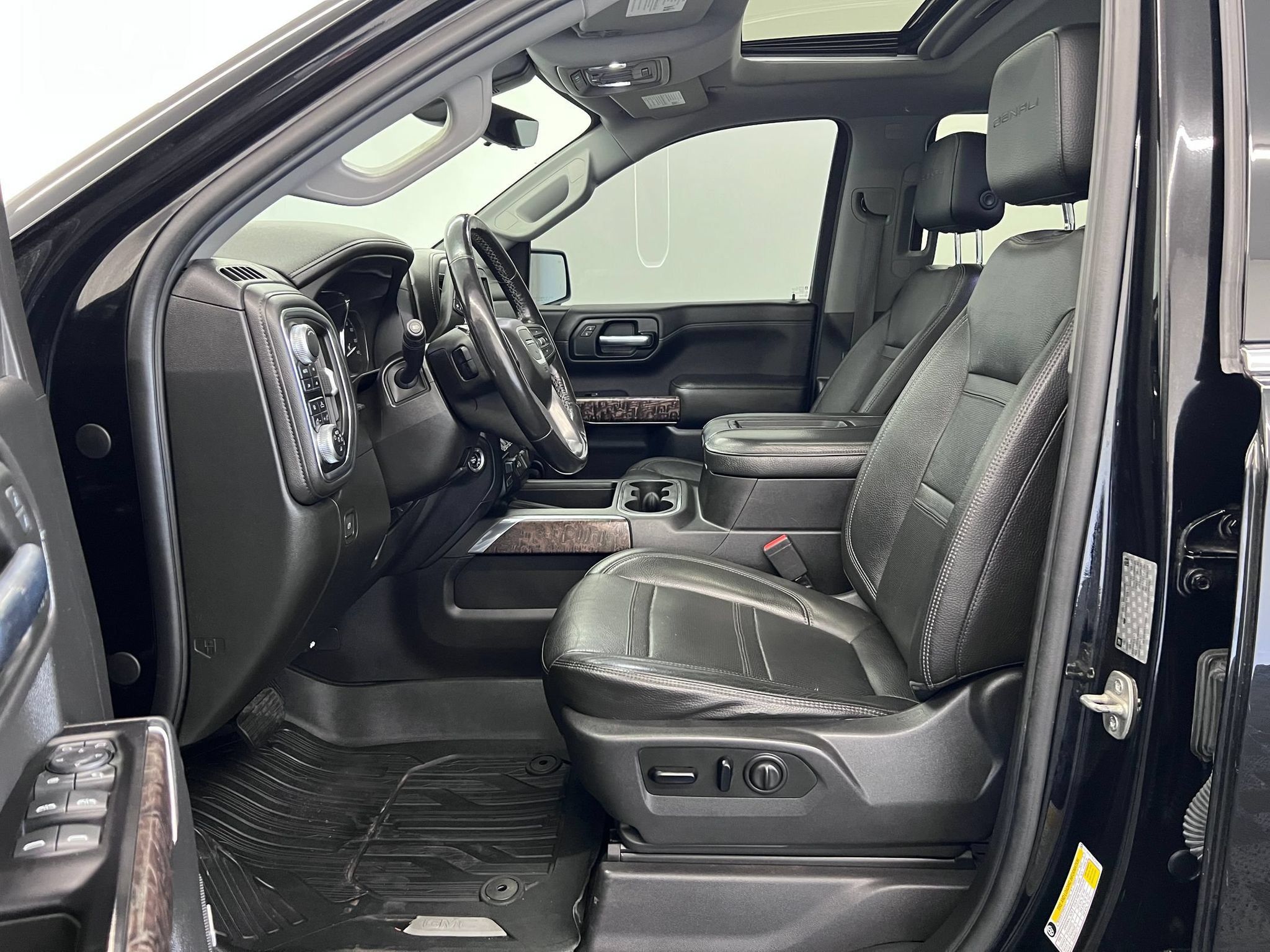 Used 2019 GMC Sierra 1500 Denali w/ Denali Ultimate Package AWD/4WD image 4