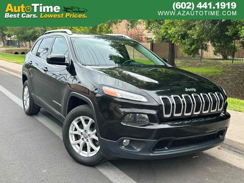 Used 2017 Jeep Cherokee Latitude w/ Cold Weather Group AWD/4WD image 1