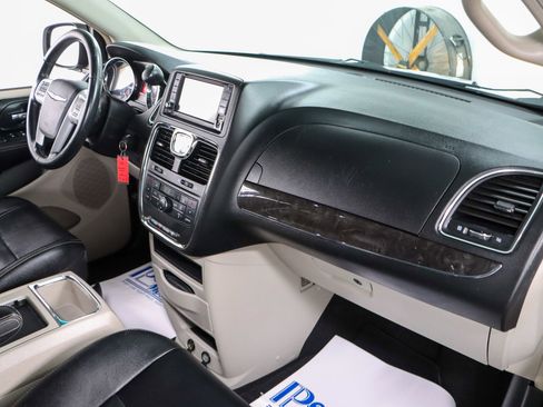 Used 2014 Chrysler Town & Country Touring image 27