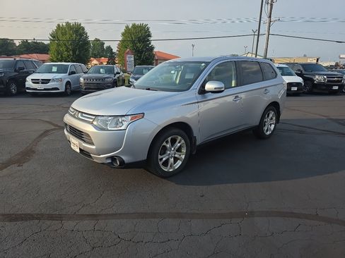 Used 2014 Mitsubishi Outlander SE AWD/4WD image 2